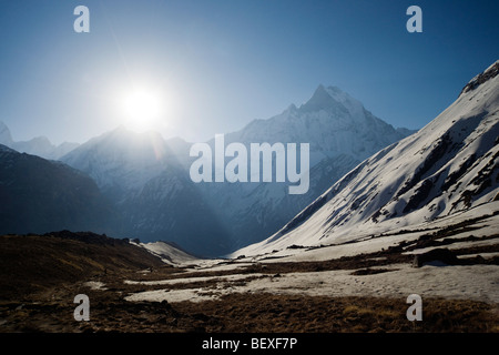 Die Sonne ist über Machapuchare Gipfel. Nepal-Blick vom Annapurna Base Camp Stockfoto