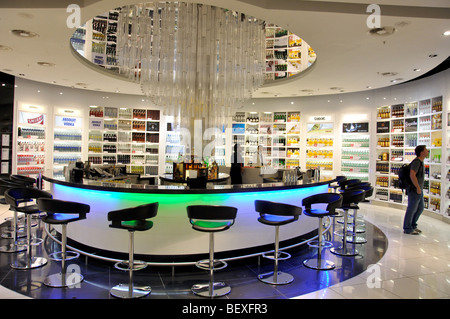 Duty Free Shop und Bar in der Abflughalle, Terminal 5, Heathrow Airport. London Borough von Hounslow, Greater London, England, Vereinigtes Königreich Stockfoto