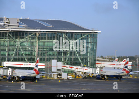 British Airways Airways Aircraft at Gates, Terminal 5, Flughafen Heathrow. London Borough of Hillingdon, Greater London, England, Vereinigtes Königreich Stockfoto