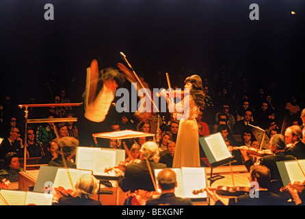 Solo-Violinist und Dirigent vor Stockholm Philharmonic Orchestra im Stockholmer Konzerthaus Stockfoto