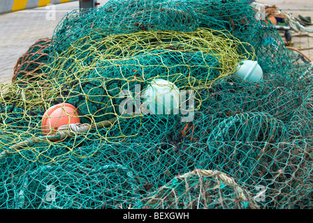 Detail der gespeicherten Angelausrüstung am Ufer in Schottland Stockfoto