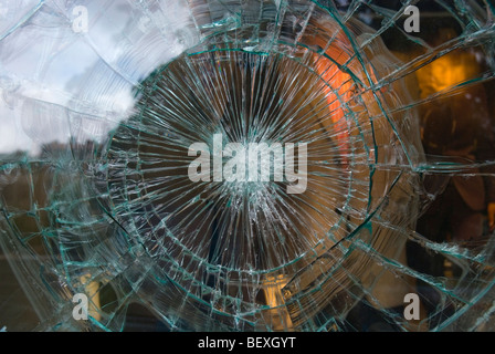Zerbrochene Fensterscheibe Stockfoto