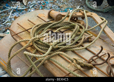 Detail der gespeicherten Angelausrüstung am Ufer in Schottland Stockfoto