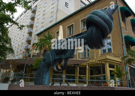 Gewaltlosigkeit Skulptur entlang Avenyn in Göteborg Schweden Europa Stockfoto