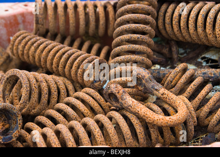 Detail der gespeicherten Angelausrüstung am Ufer in Schottland Stockfoto