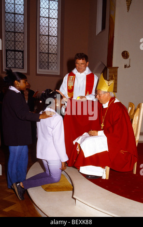 Pfingsten - St. Josephs Kirche England Bischof Heilungsgebet Kandidat Bestätigung an Pfingsten Stockfoto