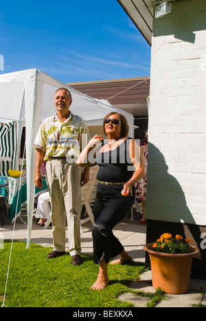 Frau auf einer Sommer-Gartenparty in Finnland Dart spielen Stockfoto