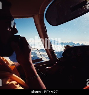 Flug über die Schweizer Alpen in einer Piper Cherokee Arrow, einzelne Motor Leichtflugzeug Stockfoto