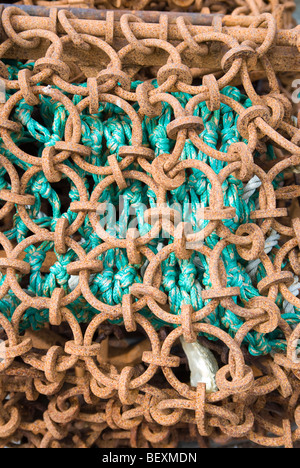 Detail der gespeicherten Angelausrüstung am Ufer in Schottland Stockfoto