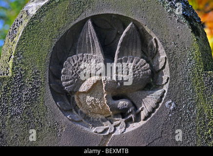 Detail der Grabstein mit Taube und Olivenzweig Design. Kirche des Heiligen Laurentius, Appleby in Westmorland, Cumbria, England, Stockfoto