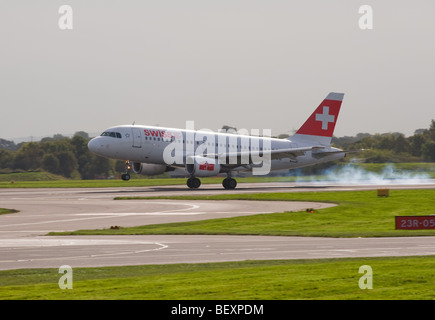 Swiss International Airlines Airbus A319-112 Flugzeug HB-IPU landet auf dem internationalen Flughafen Manchester-England-Großbritannien Stockfoto