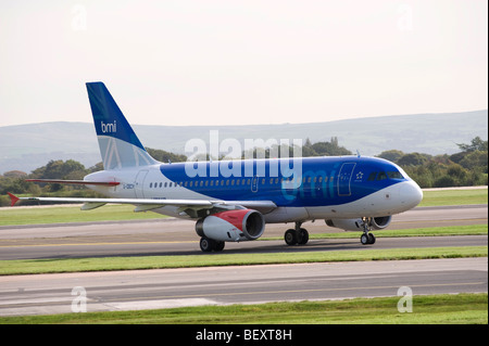 British Midland Airways Airbus A319-131 Verkehrsflugzeug G-DBCH [BMI] Rollen am internationalen Flughafen Manchester-England-Großbritannien Stockfoto