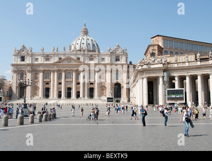 St.-Peter Platzes, Vatikanstadt, Rom, Italien, während einer live päpstlichen ausgestrahlt Bildschirme auf dem Platz Stockfoto