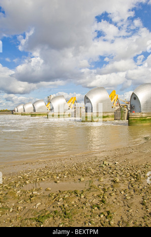 Die Thames Barrier auf der Stream mit den Toren in der angehobenen Position (defensive) zu ermöglichen, "underspill". Stockfoto