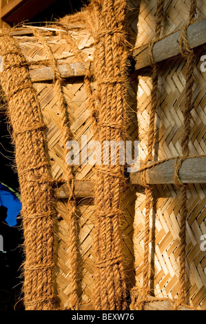 Detail eines gewebten Daches auf einem Reisboot auf dem Backwaters, in der Nähe von Alappuzha, Kerala, Indien Stockfoto