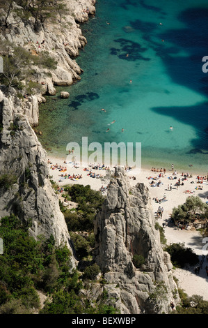 & Strandurlauber an Calanque d ' en Vau oder En Vau mit Kalksteinfelsen oder Felsvorsprung Calanques Nationalpark Cassis Provence Frankreich Stockfoto