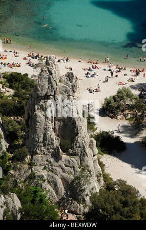 & Strandurlauber an Calanque d ' en Vau oder En Vau mit Kalksteinfelsen oder Felsvorsprung Cassis Calanques Nationalpark Provence Frankreich Stockfoto