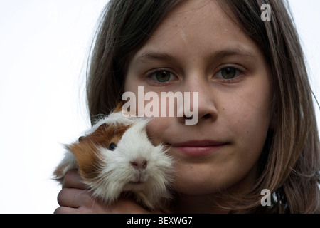 Porträt eines Mädchens mit ihrem Meerschweinchen Stockfoto