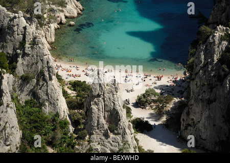 & Strandurlauber oder Sonnenanbeter an Calanque d ' en Vau oder En Vau & Kalkstein Felsen Calanques Nationalpark Cassis Provence Frankreich Stockfoto