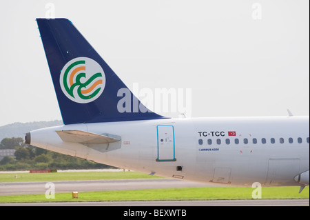 Heckteil von Zypern Turkish Airlines Airbus A320-232 Airliner TC-TCC am internationalen Flughafen Manchester England UK Stockfoto