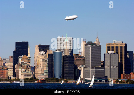 Ein Zeppelin-Luftschiff fliegt über die Gebäude von lower Manhattan. Stockfoto