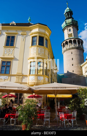 Fö ter quadratisch mit Terrassen und Feuerturm in Sopron Ungarn Europa Stockfoto