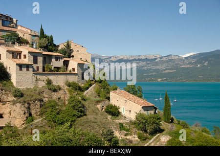 Dorf der Sainte Croix du Verdon & Lac oder See Sainte Croix See Alpes-de-Haute-Provence Frankreich Stockfoto