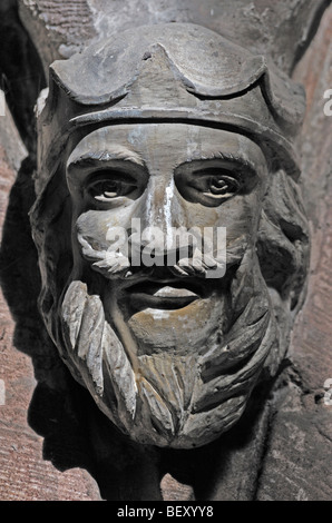 Geformten Kopf eines gekrönten und bärtigen Mannes. Kirche des Heiligen Laurentius, Appleby in Westmorland, Cumbria, England, Großbritannien Stockfoto