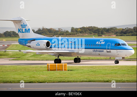 KLM Cityhopper Fokker 70 (F28 Mk0070) Airliner PH-KZB Rollen am internationalen Flughafen Manchester England Vereinigtes Königreich UK Stockfoto