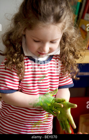 kleine Mädchen spielen mit Farben Stockfoto