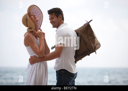 paar mit Koffer direkt am Meer Stockfoto