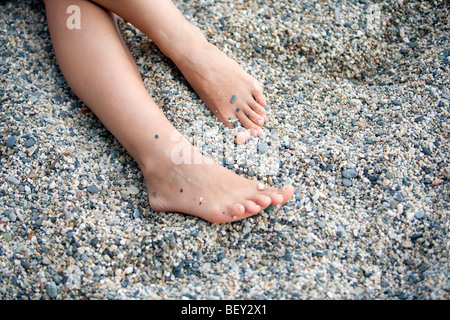 Frau die Füße im Kies Stockfoto