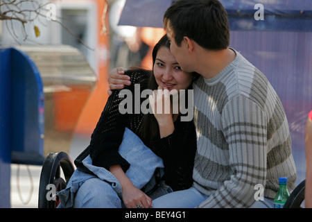 Kasachische Mädchen und ihr Boyfreind während ein Datum in einer Straße in Almaty, Kazaklhstan Stockfoto