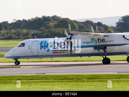 Flybe Bombardier DHC-8-402 Q400 Dash 8 Verkehrsflugzeug G-JECI des Rollens bei Manchester Ringway Airport England Großbritannien Stockfoto