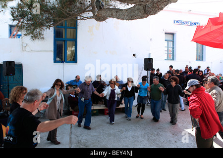 Griechenland-Kykladen-Sikinos tanzen während der Osterfeiertage Stockfoto