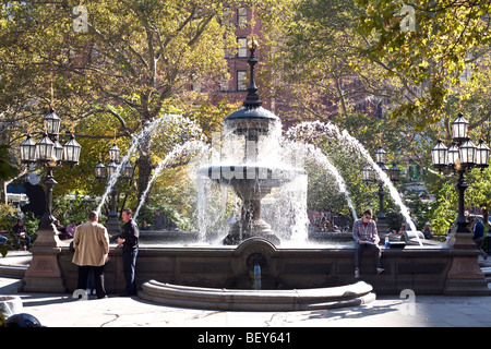 Menschen, die genießen 19. Jahrhundert Stein Jacob Wrey Mould-Brunnen in der City Hall Park New York City auf einer wunderschönen Herbstnachmittag Stockfoto