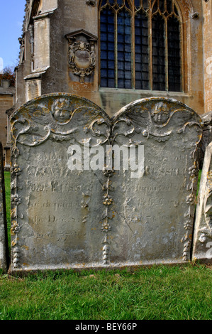 Alte Grabsteine in St. Mary die Jungfrau Kirchhof, Fairford, Gloucestershire, England, UK Stockfoto