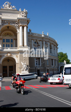 Biker fahren auf der Richelievskaya Straße in der Nähe von berühmten Opernhaus von Odessa Stockfoto