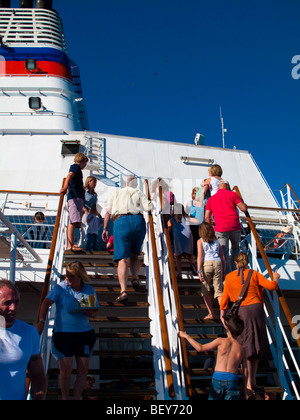 Passagiere auf der Treppe von einem Bretagne Cross Channel Ferry Stockfoto