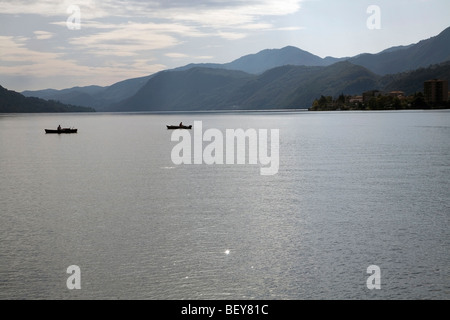 Fischer, Licht auf dem Wasser, Lago d ' Orta, gesehen bei einem Spaziergang durch das Dorf Omegna auf ein Herbstnachmittag Stockfoto