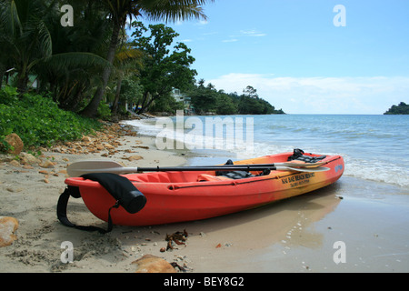 Kajak am Strand von Koh Chang, Thailand. Stockfoto