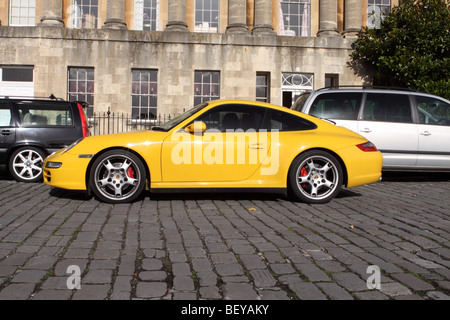 Porsche Carrera Coupé leuchtend gelb in der Royal Crescent Bath England Herbst 2009 Stockfoto
