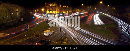 Panoramablick auf der Autobahn M8 in Glasgow. Erschossen Sie mit Blick auf die Straße an der Charing Cross-Viertel der Stadt. In der Nacht erschossen. Stockfoto