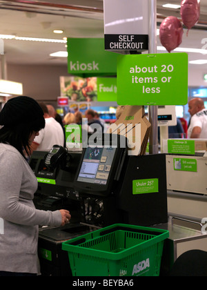 ASDA Supermarkt Self Checkout Surrey England Stockfoto