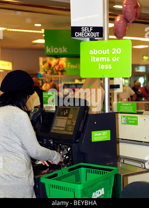 ASDA Supermarkt Self Checkout Surrey England Stockfoto