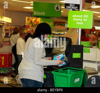 ASDA Supermarkt Self Checkout Surrey England Stockfoto