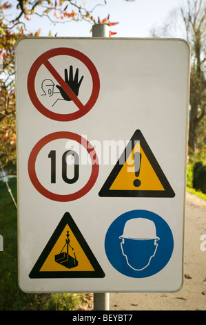 Gefahr, Warnzeichen auf der Baustelle. Stockfoto