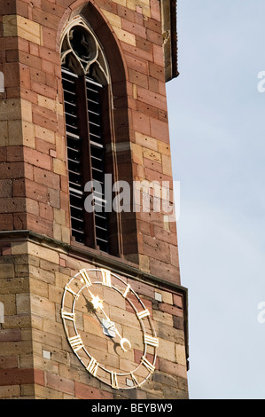 der Glockenturm - Kirche der Heiligen Peter und Paul in Rosheim - Elsass - Frankreich Stockfoto