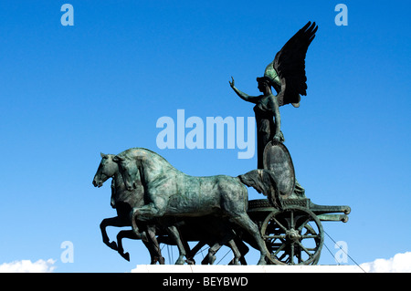 Statue der Göttin Victoria Reiten auf Quadriga oben auf dem Denkmal für Vittorio Emanuele II, Rom, Italien Stockfoto