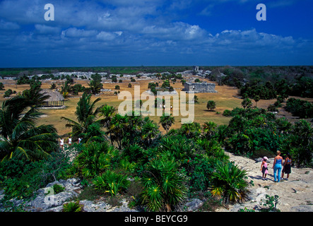 Leute, Touristen, die Präkolumbischen Maya Maya Ruinen in Tulum Archäologische Stätte in Quintana Roo, auf der Halbinsel Yucatan Mexiko Ruine Stockfoto